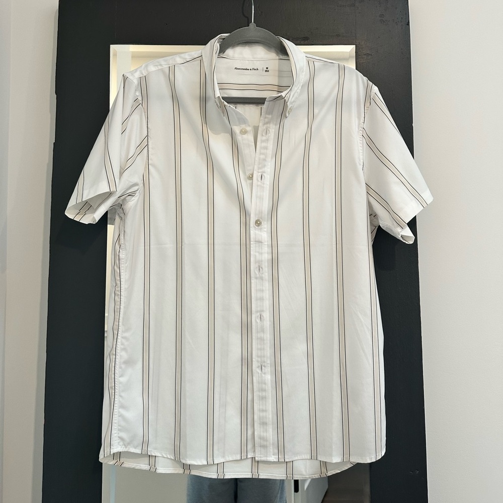 Abercrombie & Fitch Mens Performance Button-Up Shirt in Cream Stripe